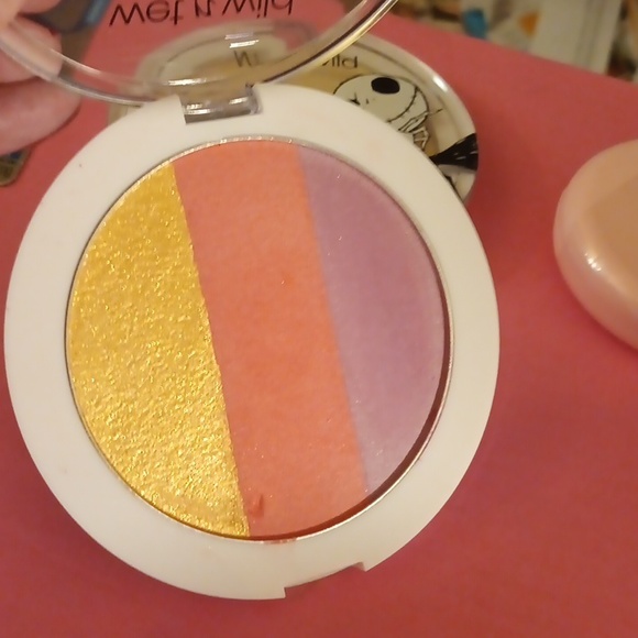 ❤️The Nightmare Before Christmas x Wet n Wild Salley "Blushlighter Palette! - Picture 2 of 3